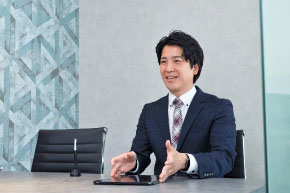店頭スタッフがヒアリングしている